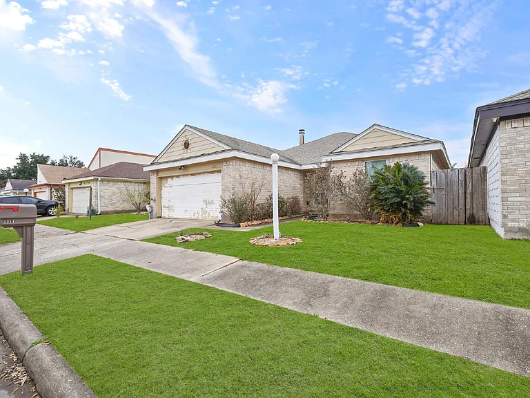 6214 Gladewell Dr — Photo 2