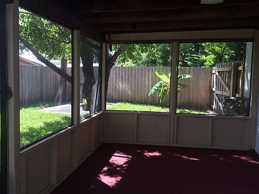 4th image of 1303 Hendren Dr