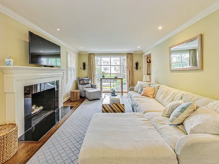 4831 Calvert St NW — Photo 9