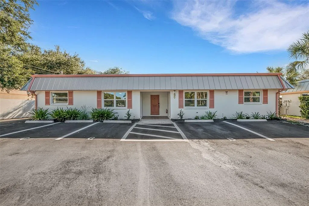 2 bed, 2.0 bath, 735 sqft, $2,100 — Photo 1