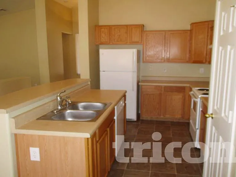 7428 W Pioneer St — Photo 2