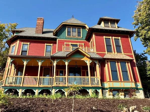 1155 Grove Ter, Dubuque, IA 52001