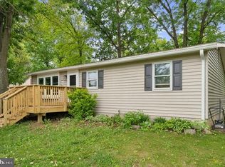 582 Hanshew Ln, Martinsburg, WV 25404