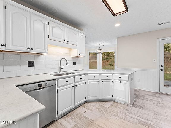 5th image of 1220 Kirby Glen Dr