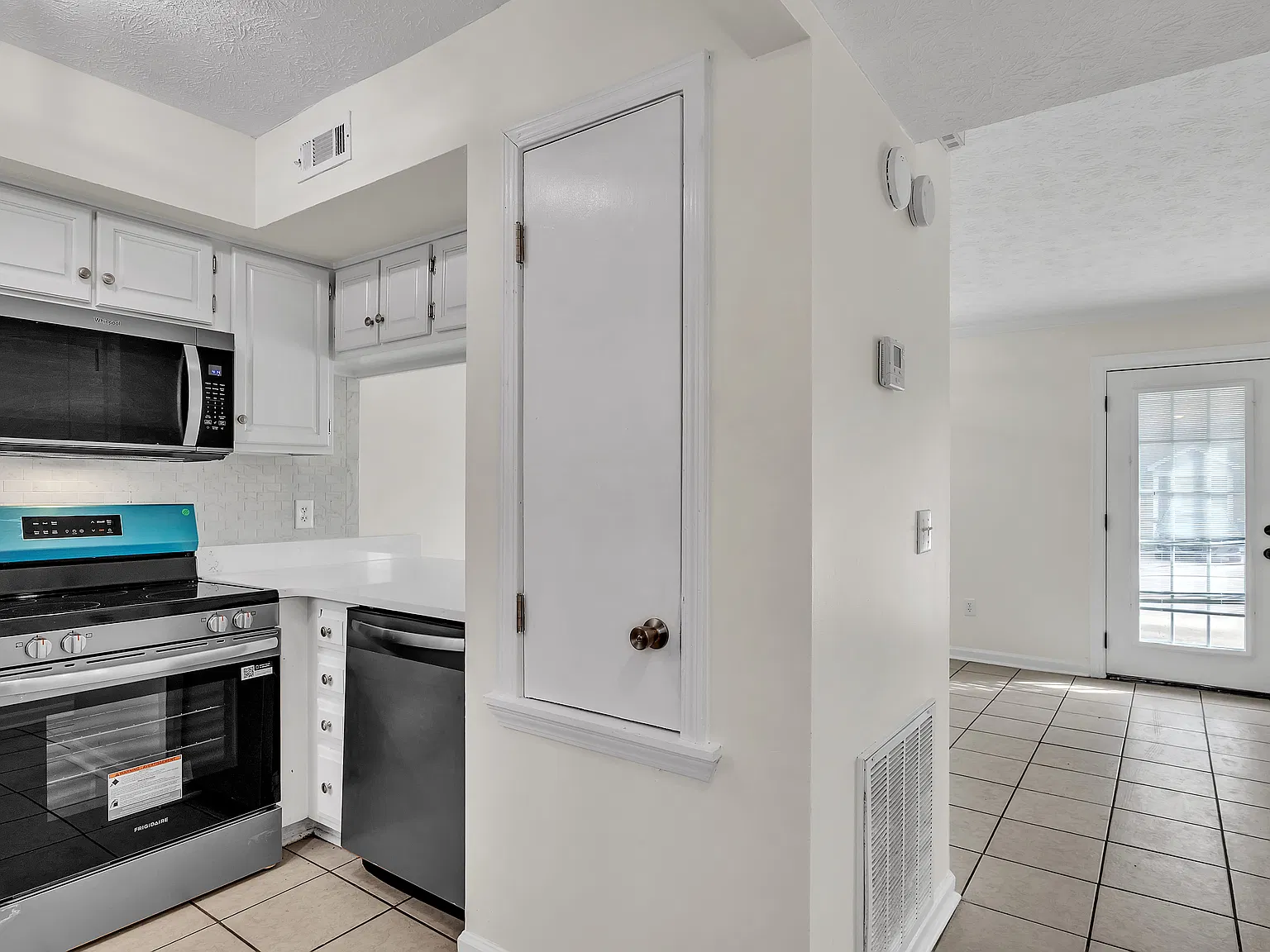 2 bed, 1.5 bath, 1013 sqft, $1,300 — Photo 3