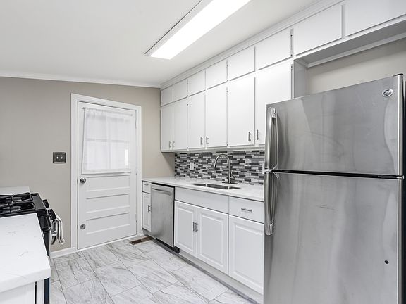 4th image of 230 N Prairie Ln
