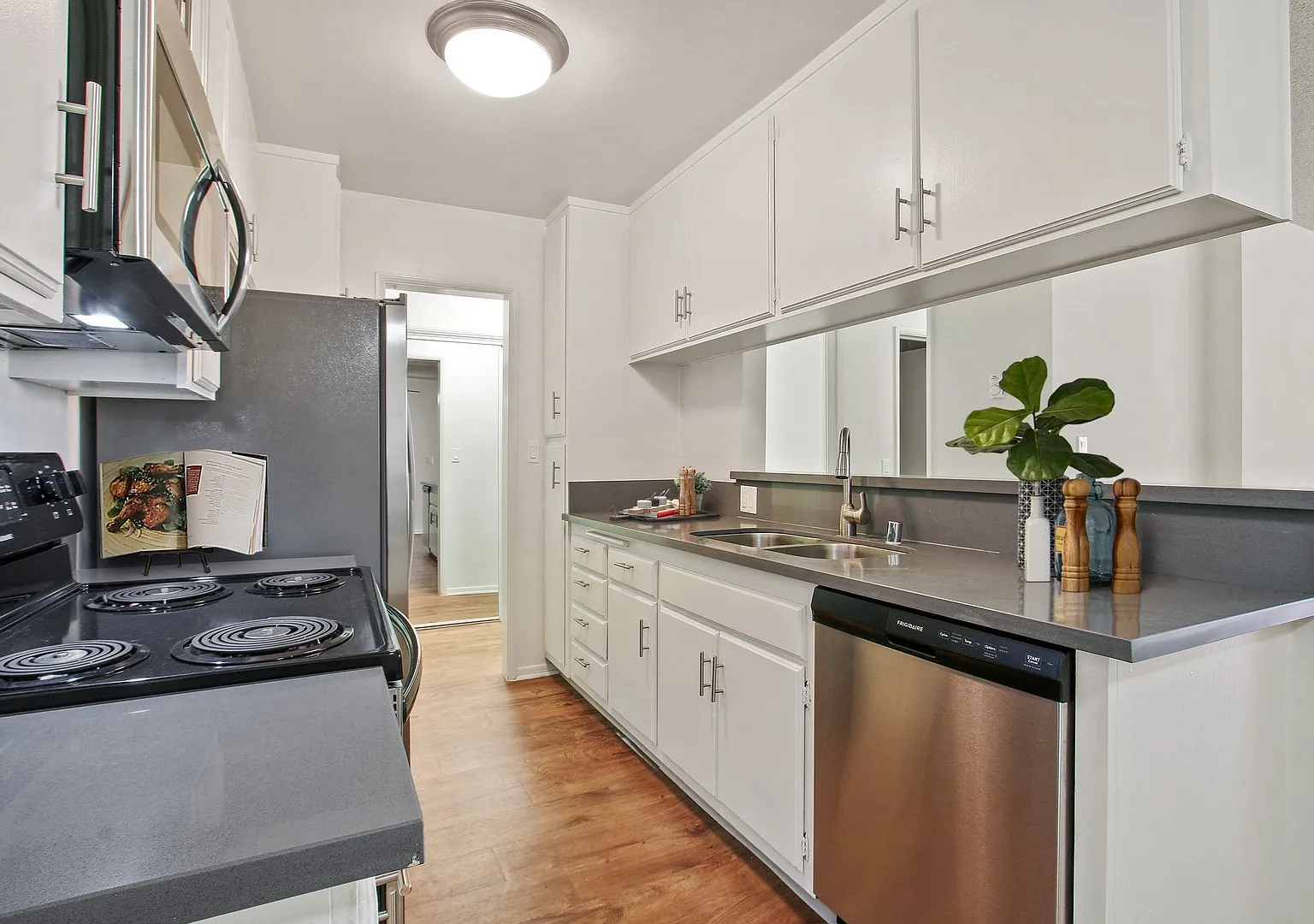 1342 Wellesley Ave — Photo 1