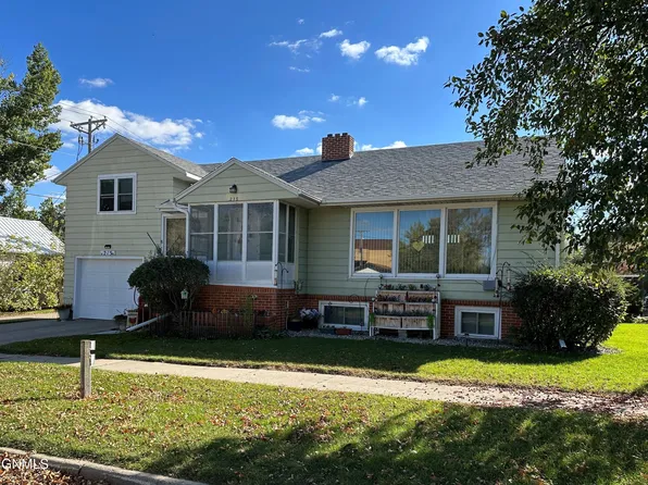 215 5th St SW, Jamestown, ND 58401