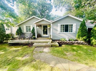 5658 Crescent Rd, Waterford, MI 48327