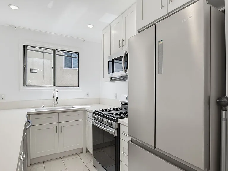 337 S Rexford Dr #8 — Photo 4