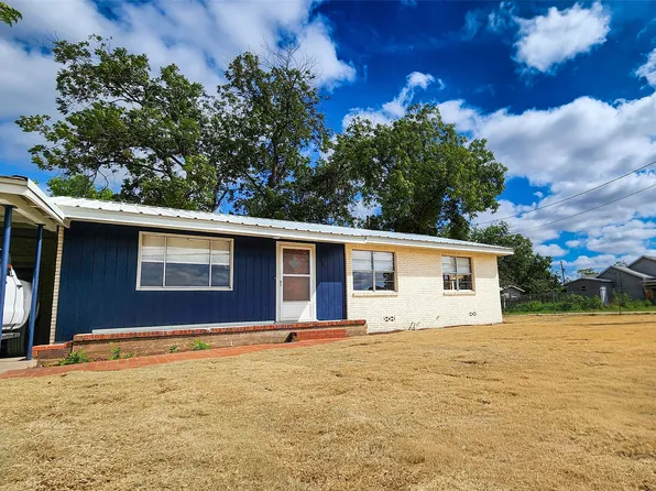 304 E Pierce St, Winters, TX 79567