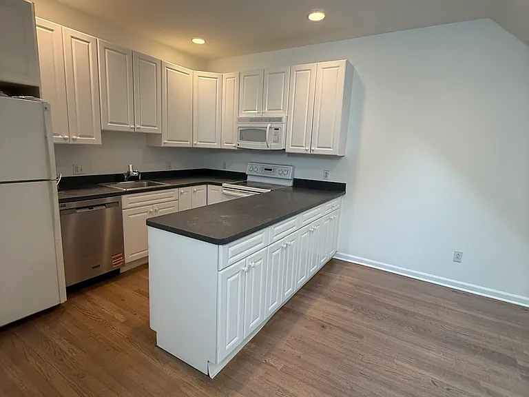 2435 Bedford St #21CC — Photo 9