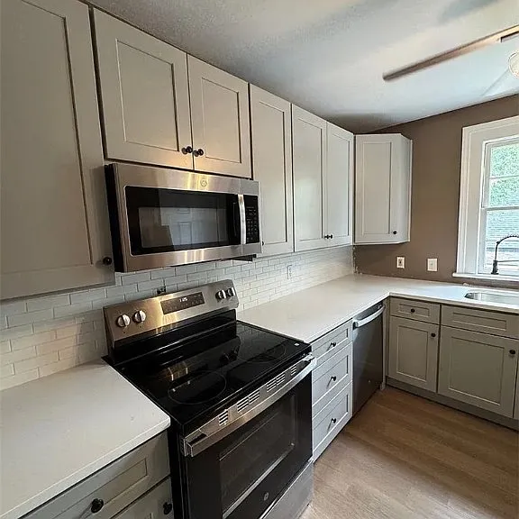 114 W Henry St #B — Photo 8
