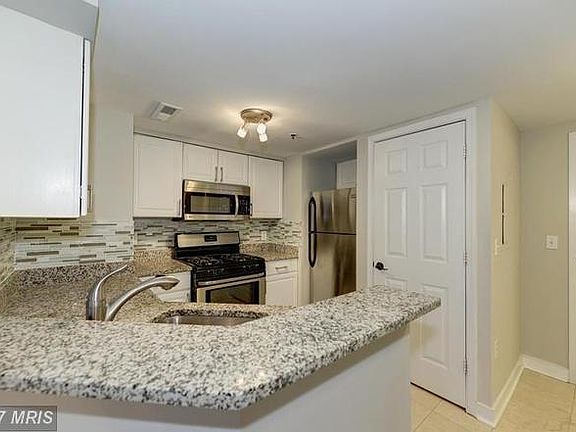 5th image of 1045 N Utah St APT 302