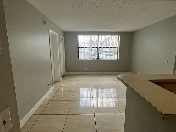 4th image of 718 Executive Center Dr APT 15