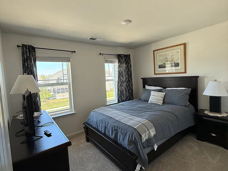 Bedroom 2 - Queen bed