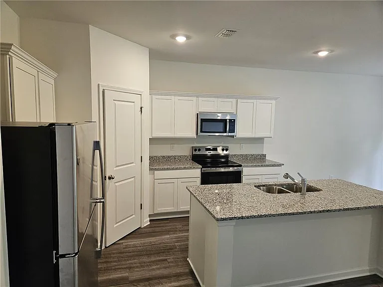 326 Silverton Dr — Photo 8