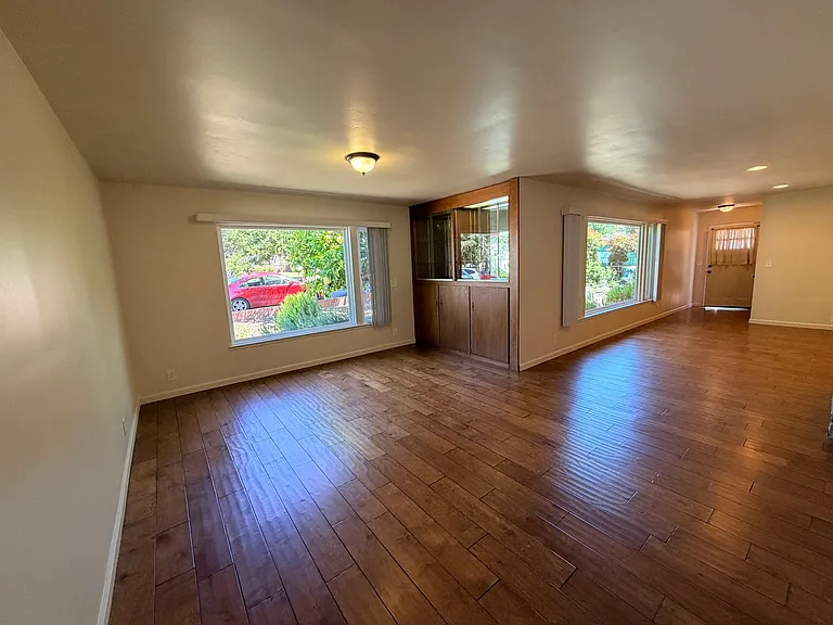 960 Forest Ave — Photo 5