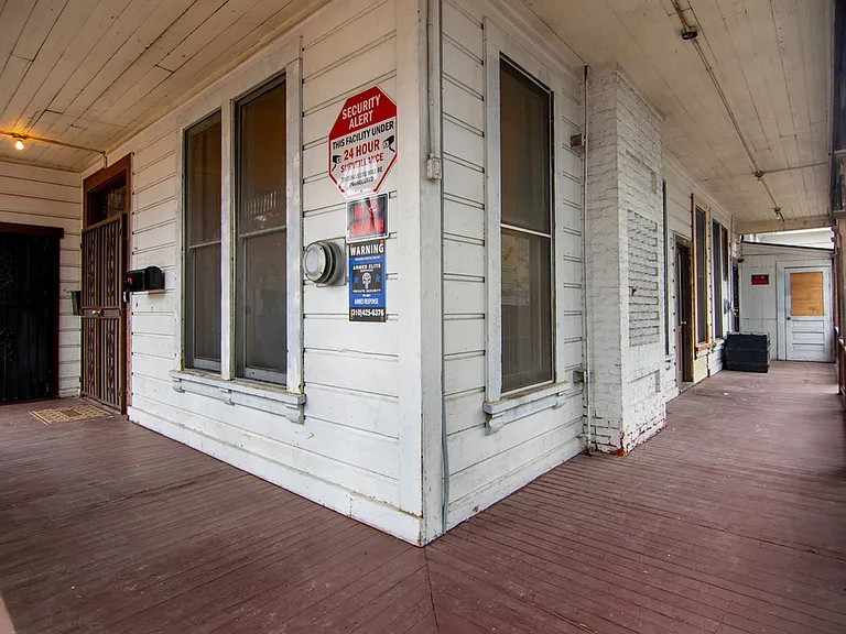 Mariachi Plaza Apartments (OLD) — Photo 19