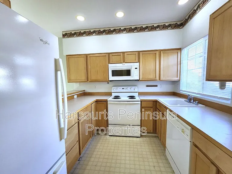 1598 Seasons Ln NW — Photo 3
