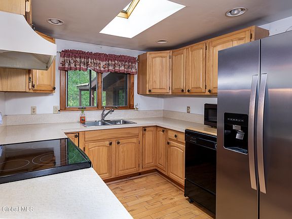 4th image of 72 Delaney Dr