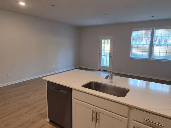 18 Reagan Dr, Runnemede, NJ 08078