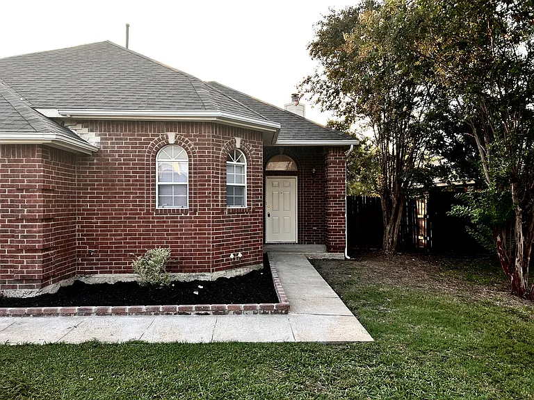 534 Meadow Ln — Photo 2