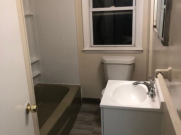 2nd image of 3060 Niagara St