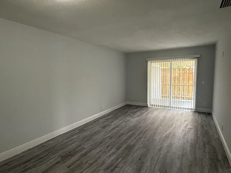 3525 Avenue J #B — Photo 2