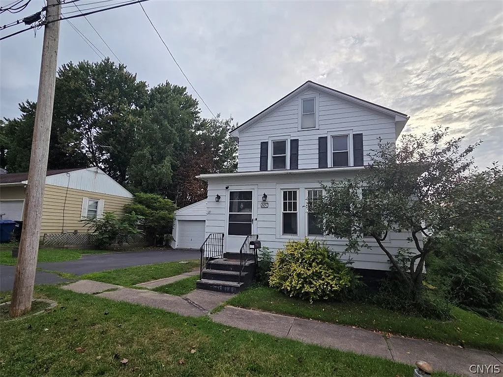 3 bed, 1.0 bath, 1200 sqft, $2,000 — Photo 1