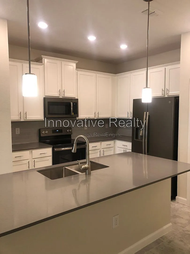 3 bed, 2.5 bath, 1284 sqft, $2,285 — Photo 4