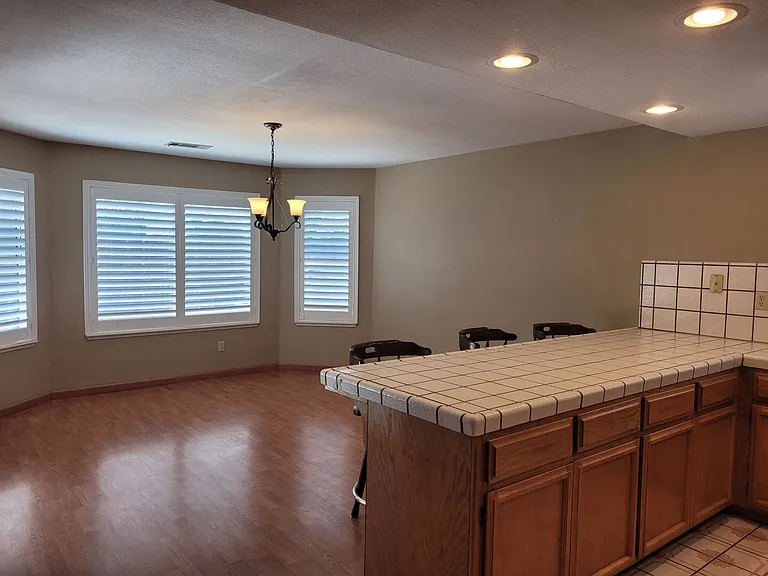 2305 Oxford Ave — Photo 4
