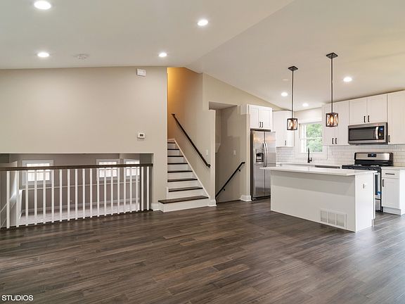 2nd image of 2212 Oakdale Cir