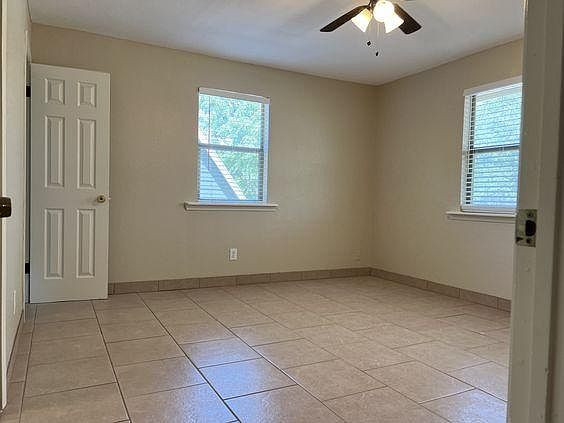 5th image of 3830 Jamaica Dr