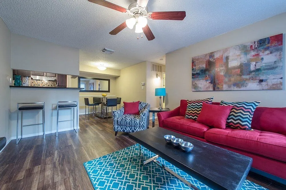 6808 South Interstate 35 Frontage Road, Unit 111 — Photo 2