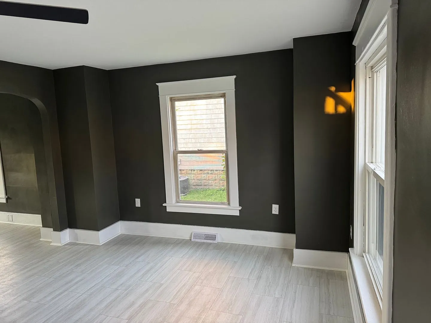 Single Family Home 3 bedroom 1 bath new paint new flooring new appliances — Photo 3