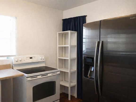 4th image of 208 N Foster Ave