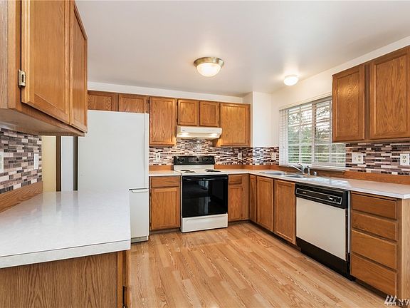 5th image of 2633 NE Sheffield Pl
