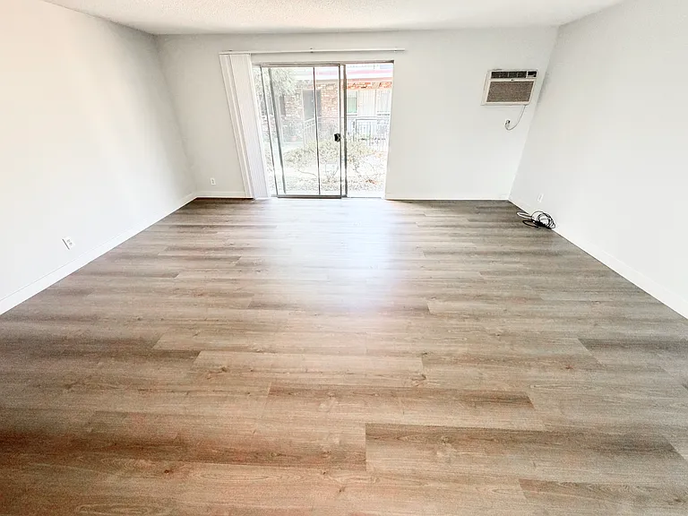 585 W Sierra Madre Blvd — Photo 22