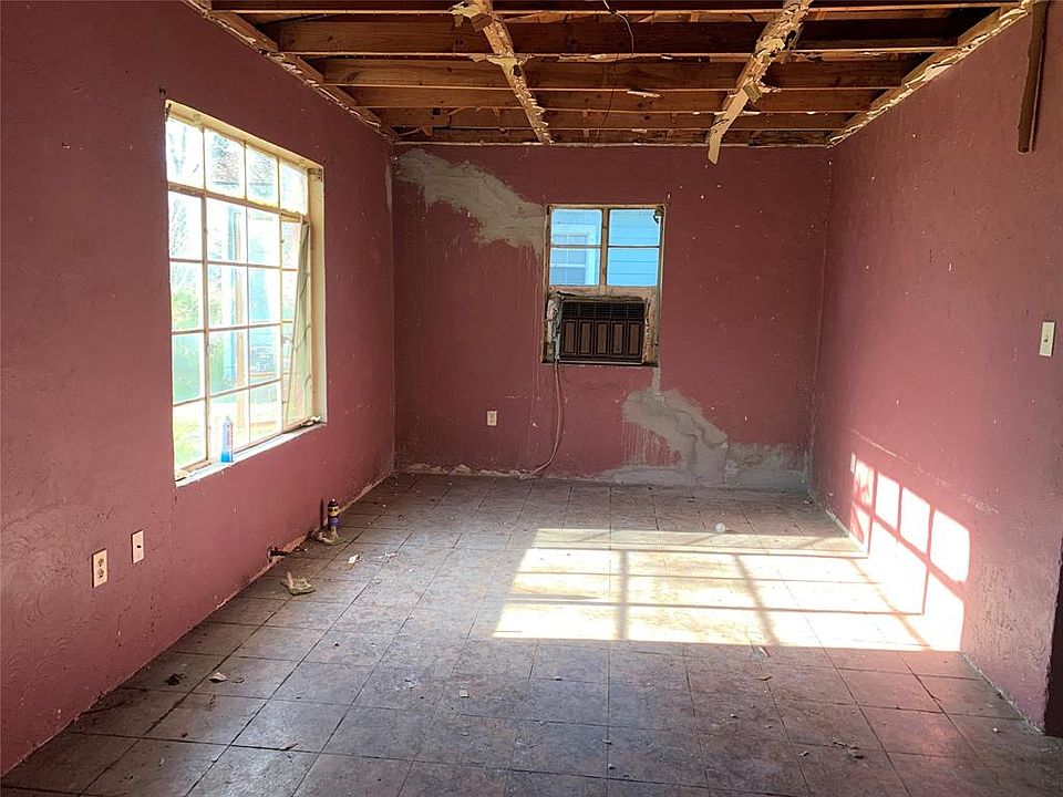 1st image of 423 Wood St