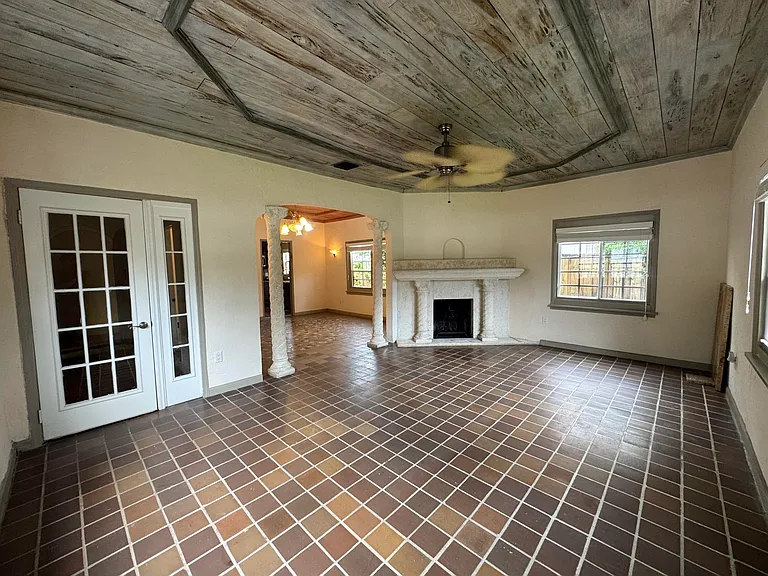 735 Colonial Rd — Photo 11