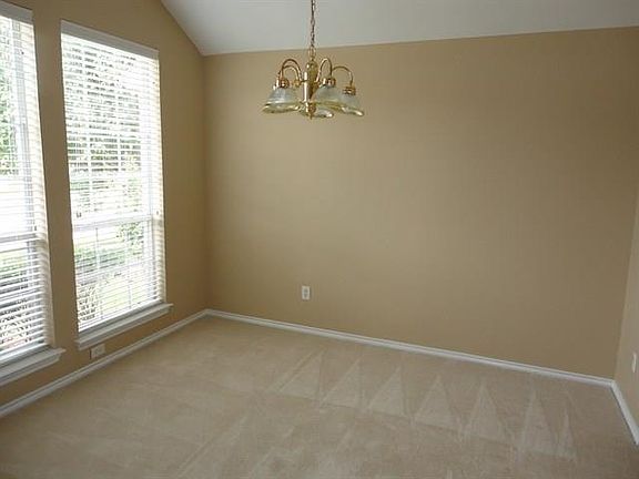 2nd image of 914 Kim Ln