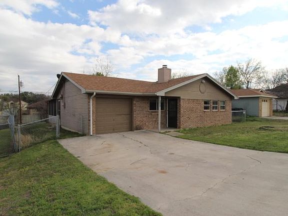 3rd image of 114 Bridle Dr
