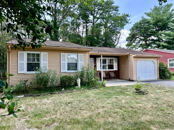 16 Chelsea Drive, Whiting, NJ 08759