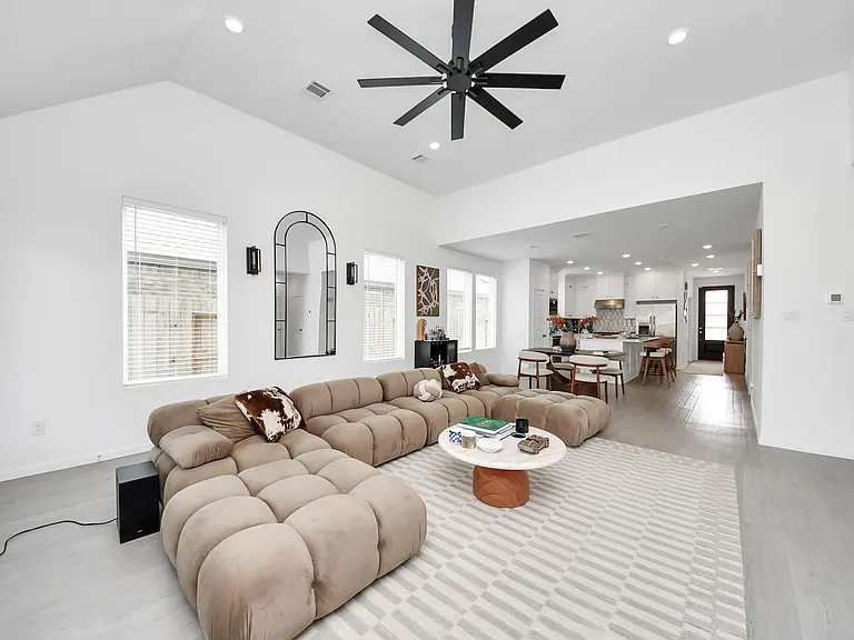 6325 Golden Seaton Dr — Photo 12
