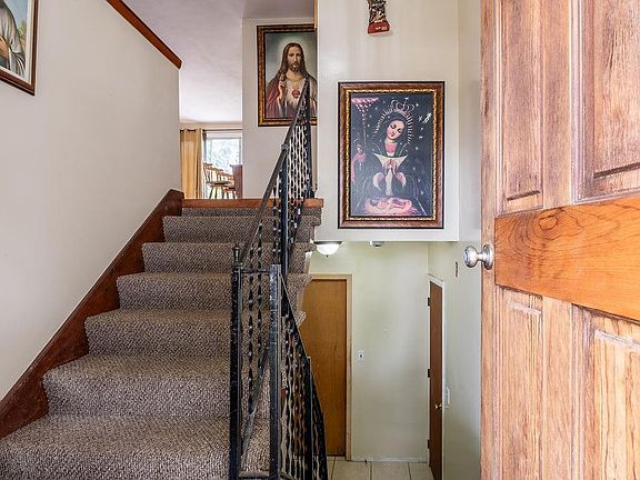 3rd image of 81 Petteys Ave