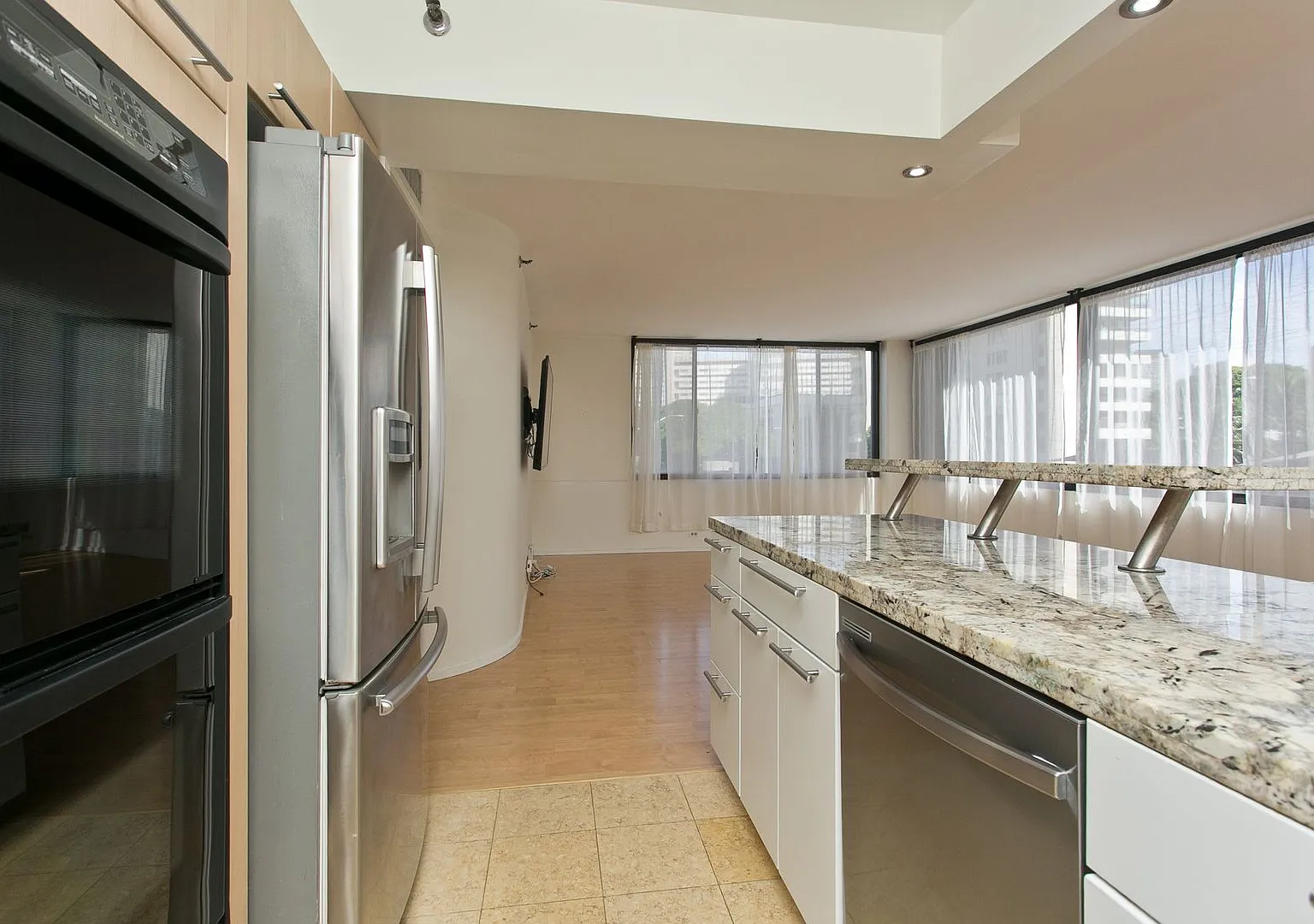Available NOW ! 2/2/2 in town! Beautiful and spacious — Photo 2