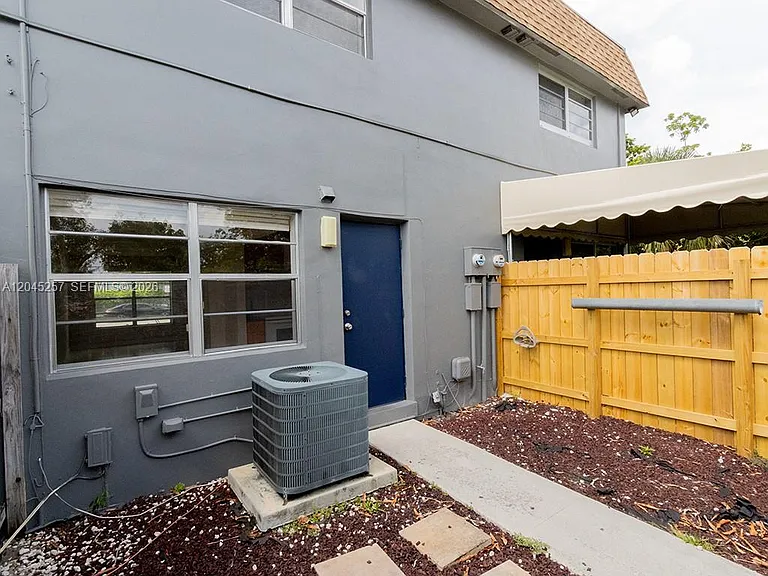 4648 NW 9th Dr #4648 — Photo 23