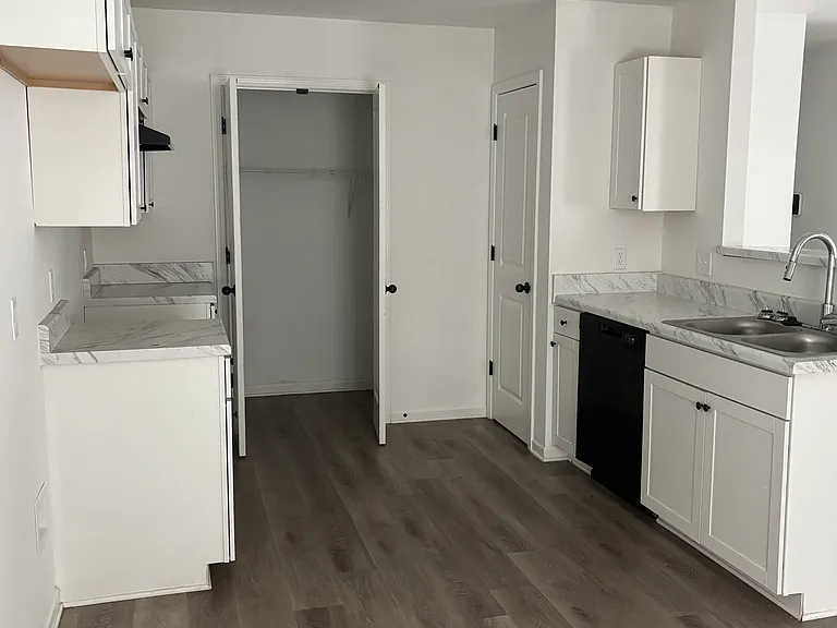 4534 Beacon Hill Dr — Photo 3