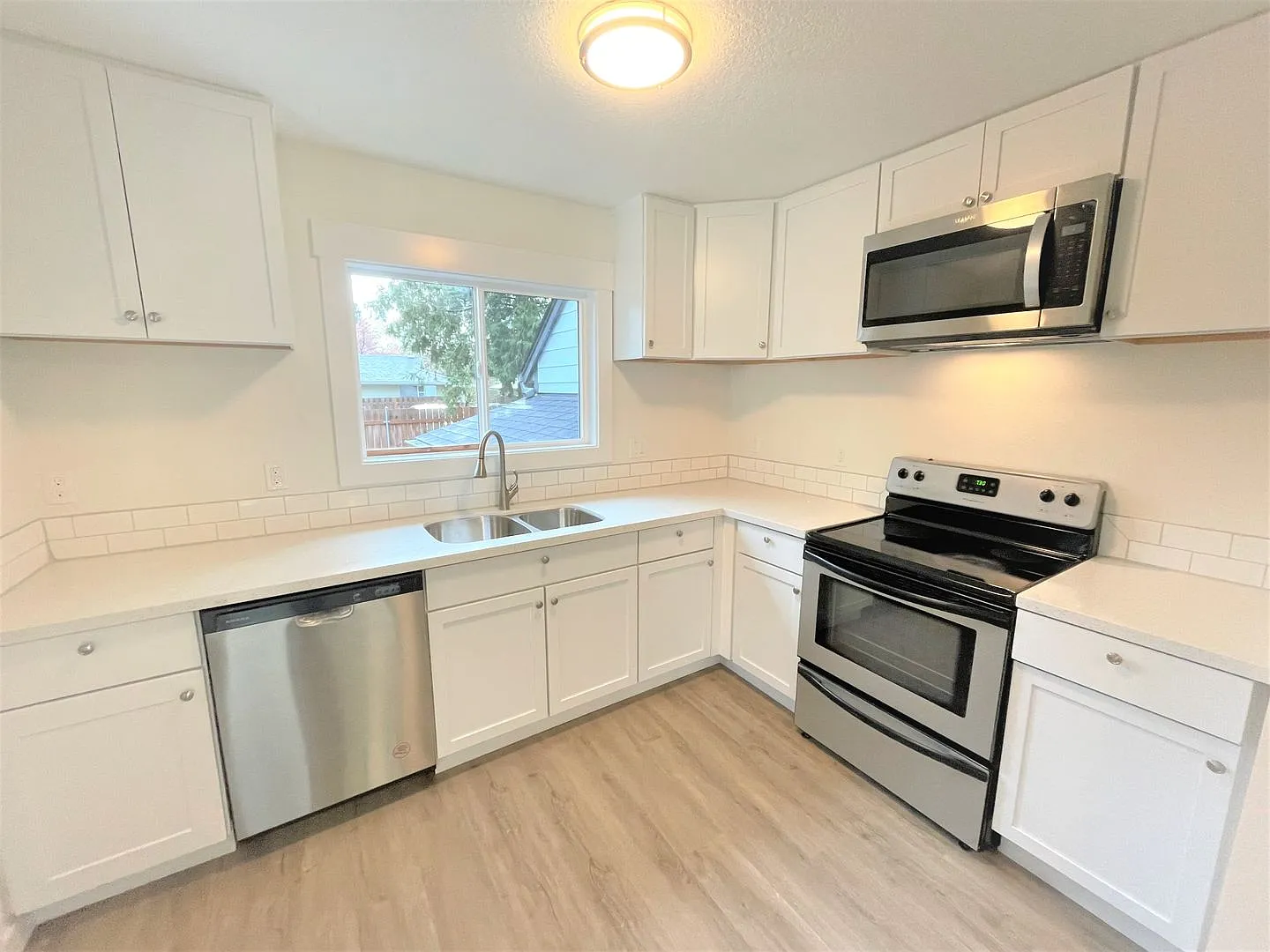 Remodeled 4 bedroom, 2 bath house, trilevel home — Photo 3